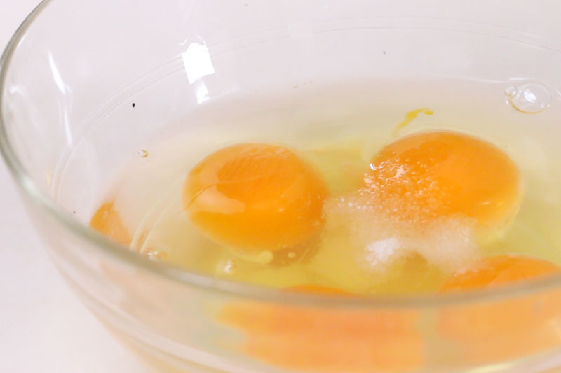 将鸡蛋打发，加入盐及砂糖打匀。