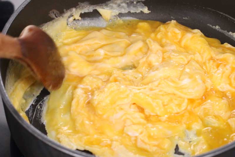 用中火烧热锅，加少许油，加入蛋液炒成滑蛋备用。
