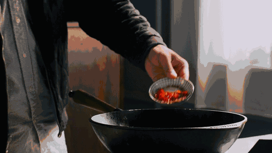 锅中放花椒和辣椒炒出香味后，捞出。

