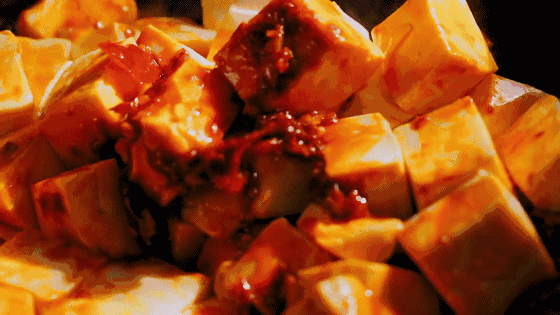 倒入豆腐，中火翻炒，轻轻的，注意别把豆腐炒碎了。