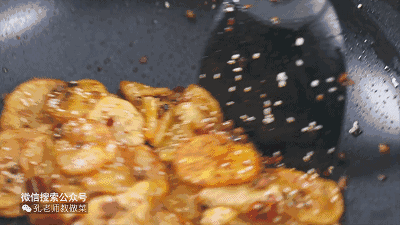 掂锅，使土豆和调料都混合均匀。即成。

