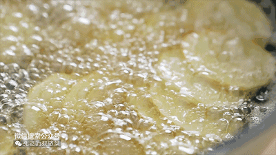 油锅烧至8成热，下入土豆片，炸至金黄。

