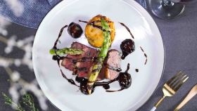 香煎鴨胸伴砵酒紅蔥頭及迷你焗薯批