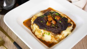 紅酒燉牛頰肉配香滑薯蓉