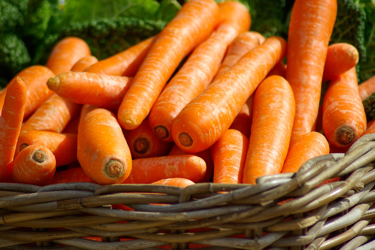 carrots-basket-vegetables-market-37641.jpeg.jpeg