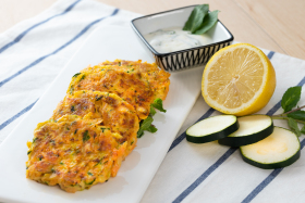 夏日翠玉瓜煎餅配薄荷乳酪醬